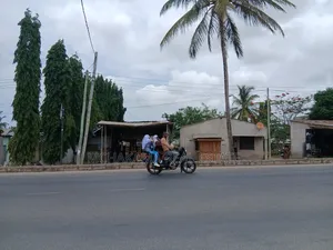 Kiwanja Kinauzwa Madale Kinatazama Barabara Ya Rami