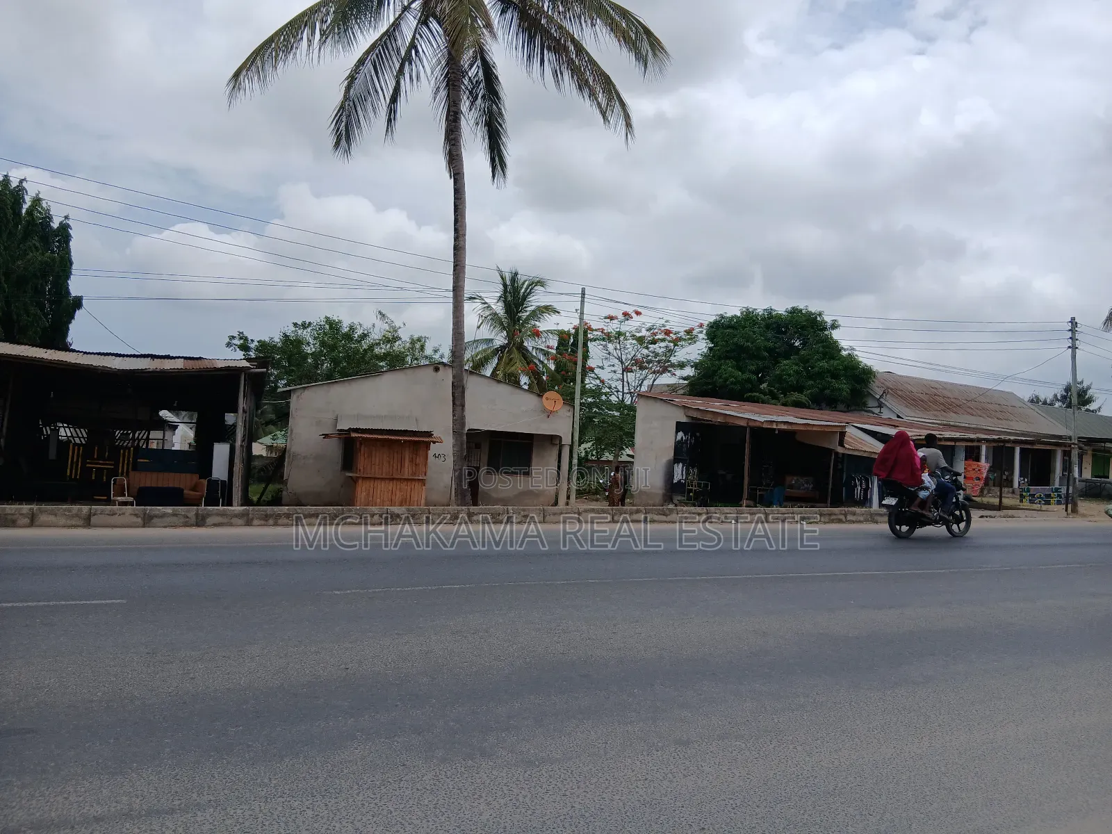 Kiwanja Kinauzwa Madale Kinatazama Barabara Ya Rami