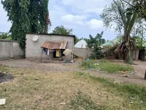 Kiwanja Kinauzwa Madale Kinatazama Barabara Ya Rami