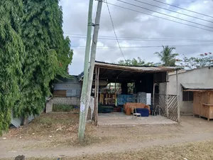 Kiwanja Kinauzwa Madale Kinatazama Barabara Ya Rami