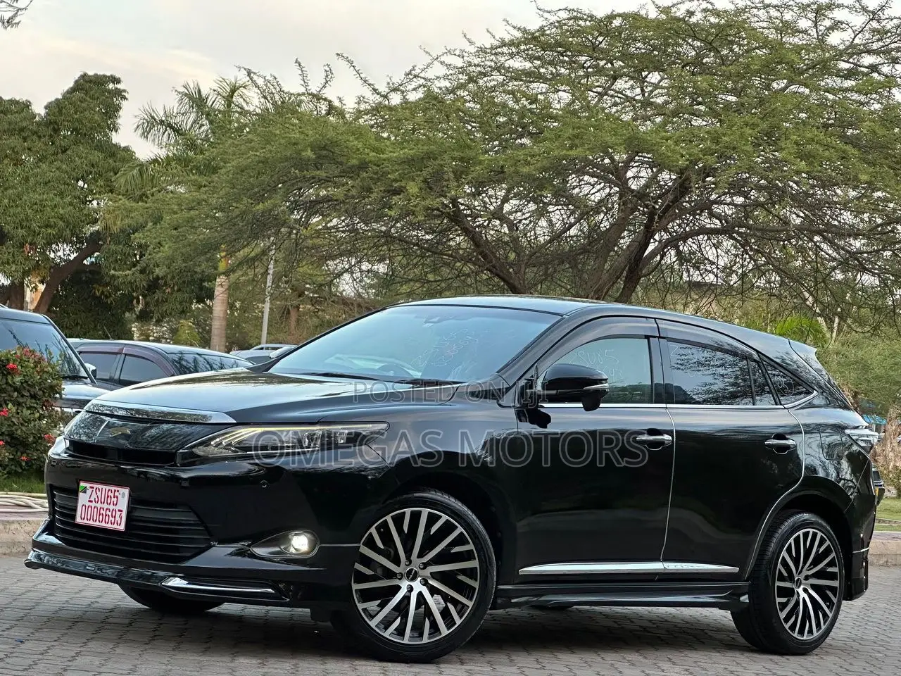 Toyota Harrier 2.0 2015 Black