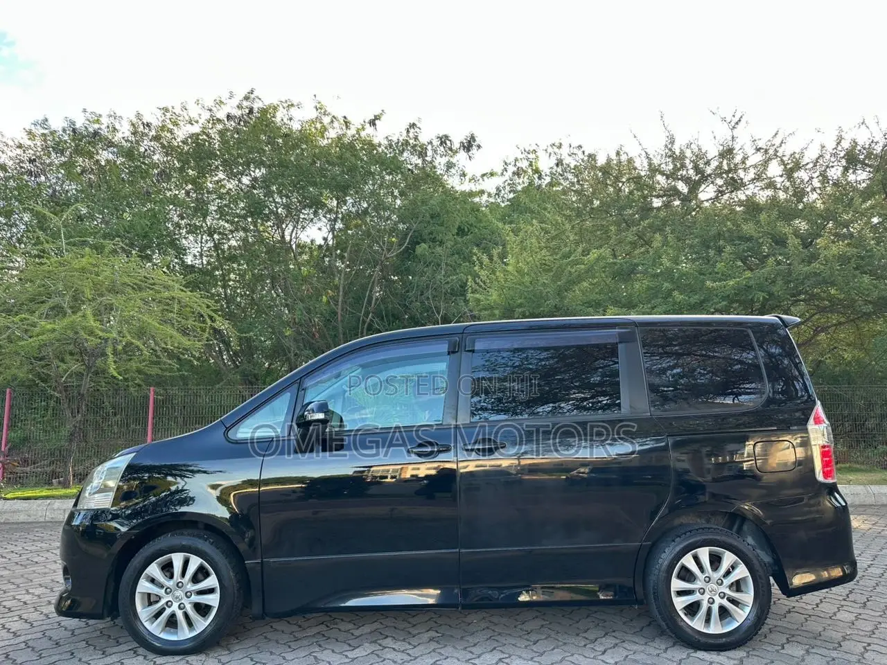 Toyota Noah 2.0 143hp AWD (8 Seater) 2008 Black