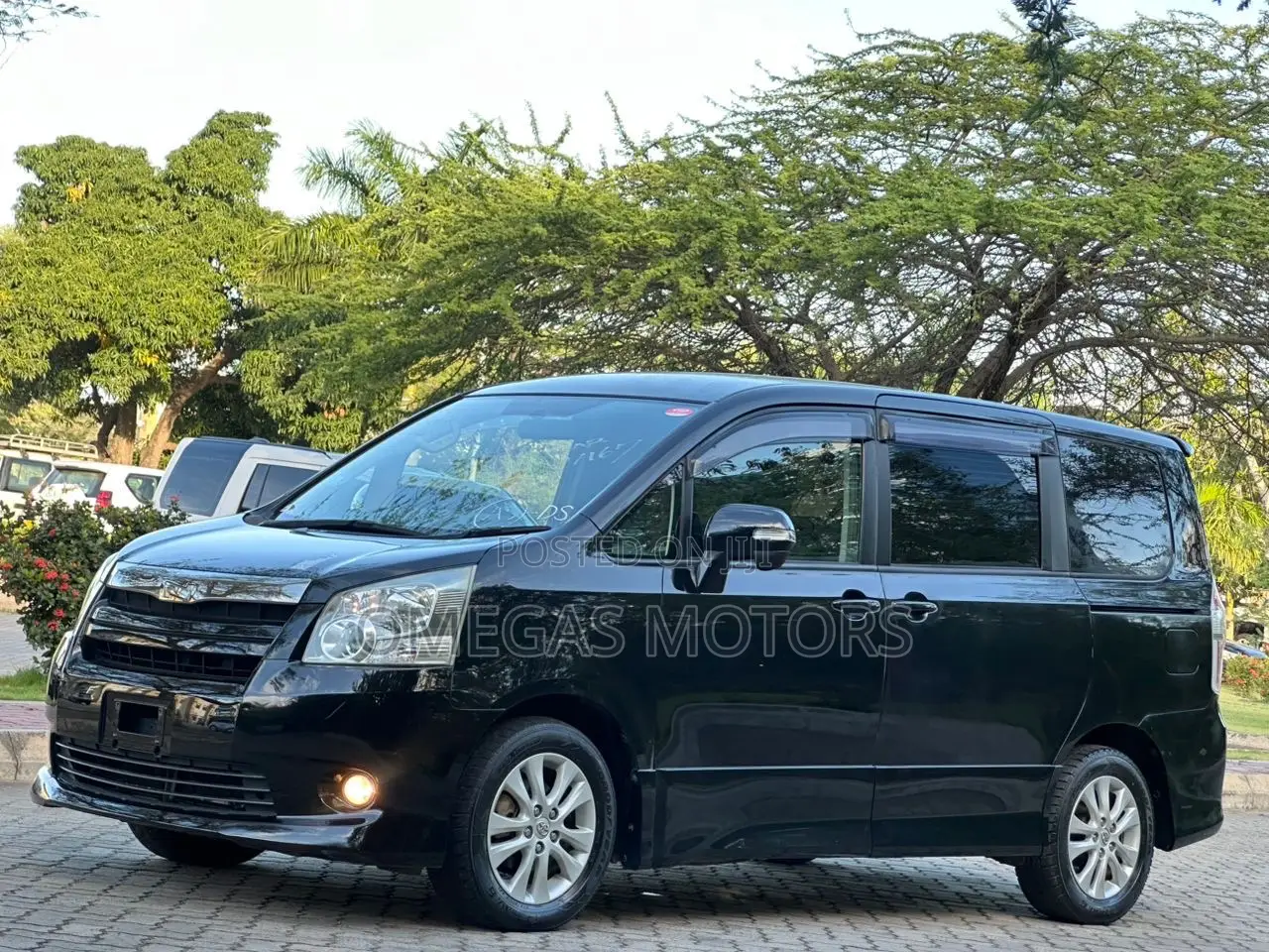 Toyota Noah 2.0 143hp AWD (8 Seater) 2008 Black