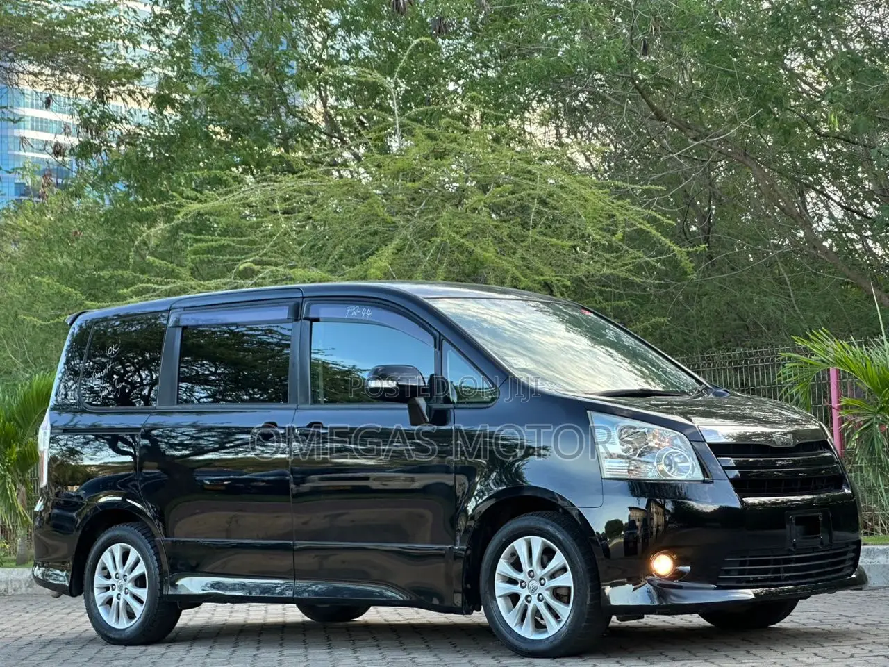 Toyota Noah 2.0 143hp AWD (8 Seater) 2008 Black