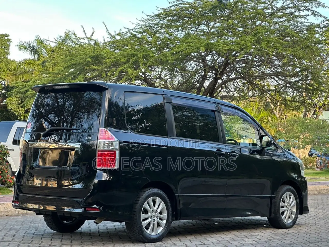 Toyota Noah 2.0 143hp AWD (8 Seater) 2008 Black