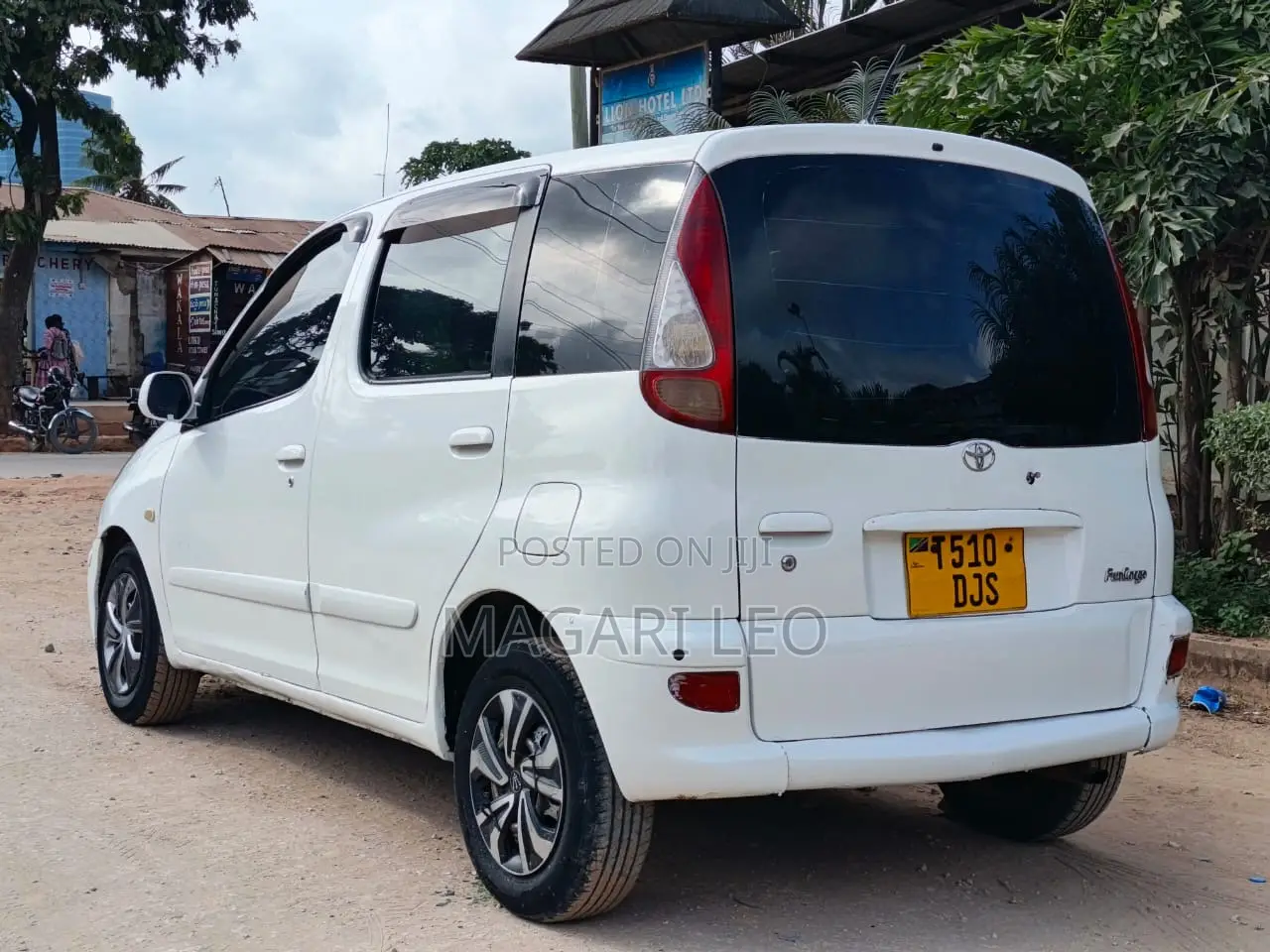 Toyota Fun Cargo 2004 White