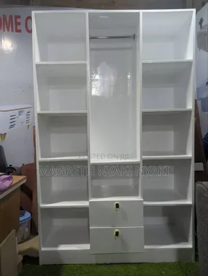 Kabati La Milango Mitatu La Huifadhia Nguo Mpya Zipo