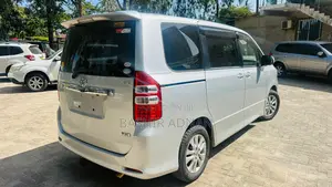 Toyota Noah 2.0 143hp FWD (7 Seater) 2010 Silver