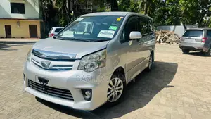 Toyota Noah 2.0 143hp FWD (7 Seater) 2010 Silver