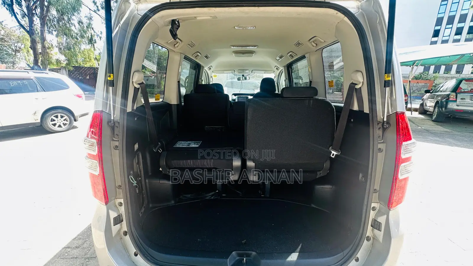 Toyota Noah 2.0 143hp FWD (7 Seater) 2010 Silver