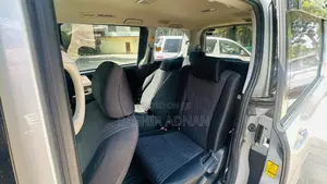 Toyota Noah 2.0 143hp FWD (7 Seater) 2010 Silver