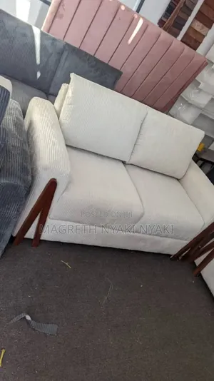 Nauza Sofa La Watu Wawili Rangi Ya Creem.