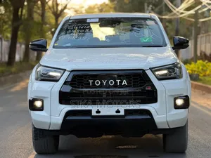 Toyota Hilux 2023 White