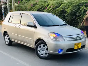 Toyota Raum 2004 Gold