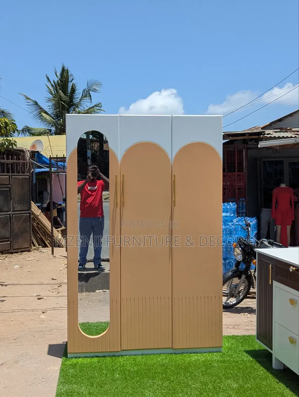Kabati Zuri La Milango Mitatu