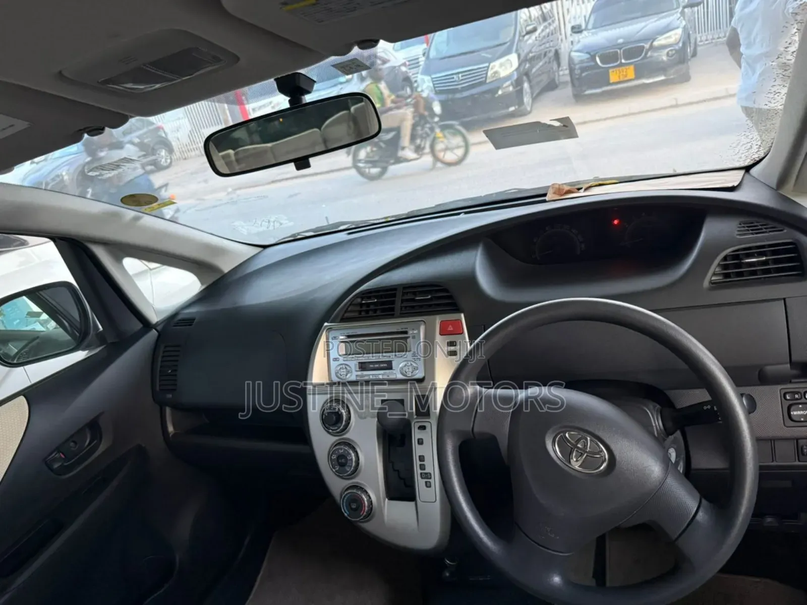 Toyota Ractis 2010 Silver