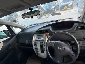 Toyota Ractis 2010 Silver