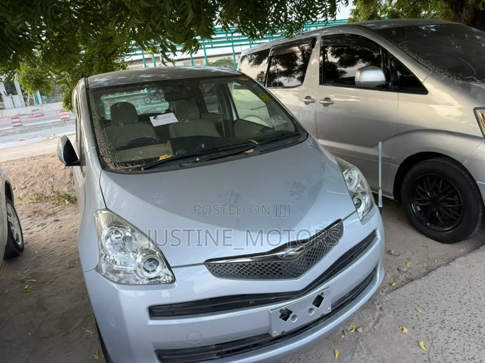 Toyota Ractis 2010 Silver