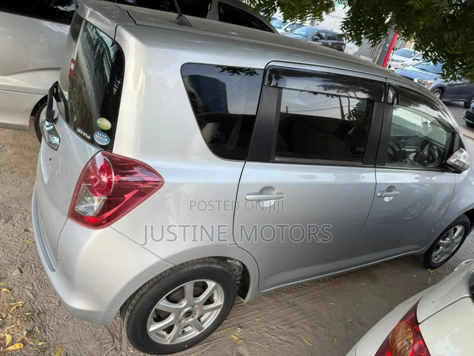 Toyota Ractis 2010 Silver