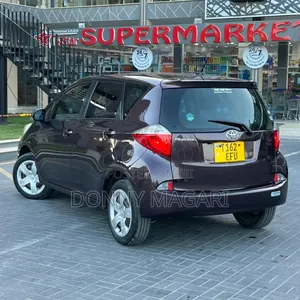 Toyota Ractis 1.3 FWD 2011 Maroon