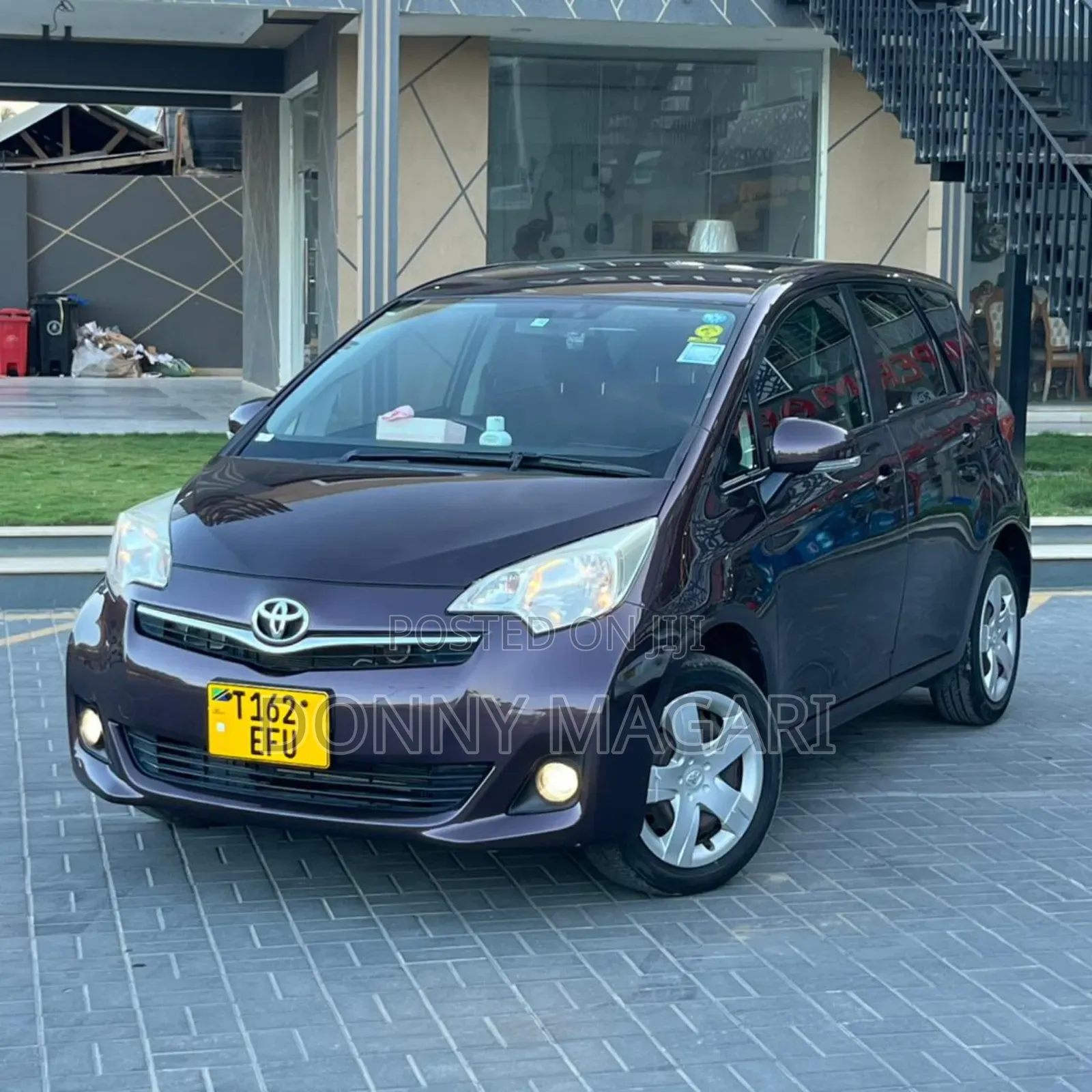 Toyota Ractis 1.3 FWD 2011 Maroon