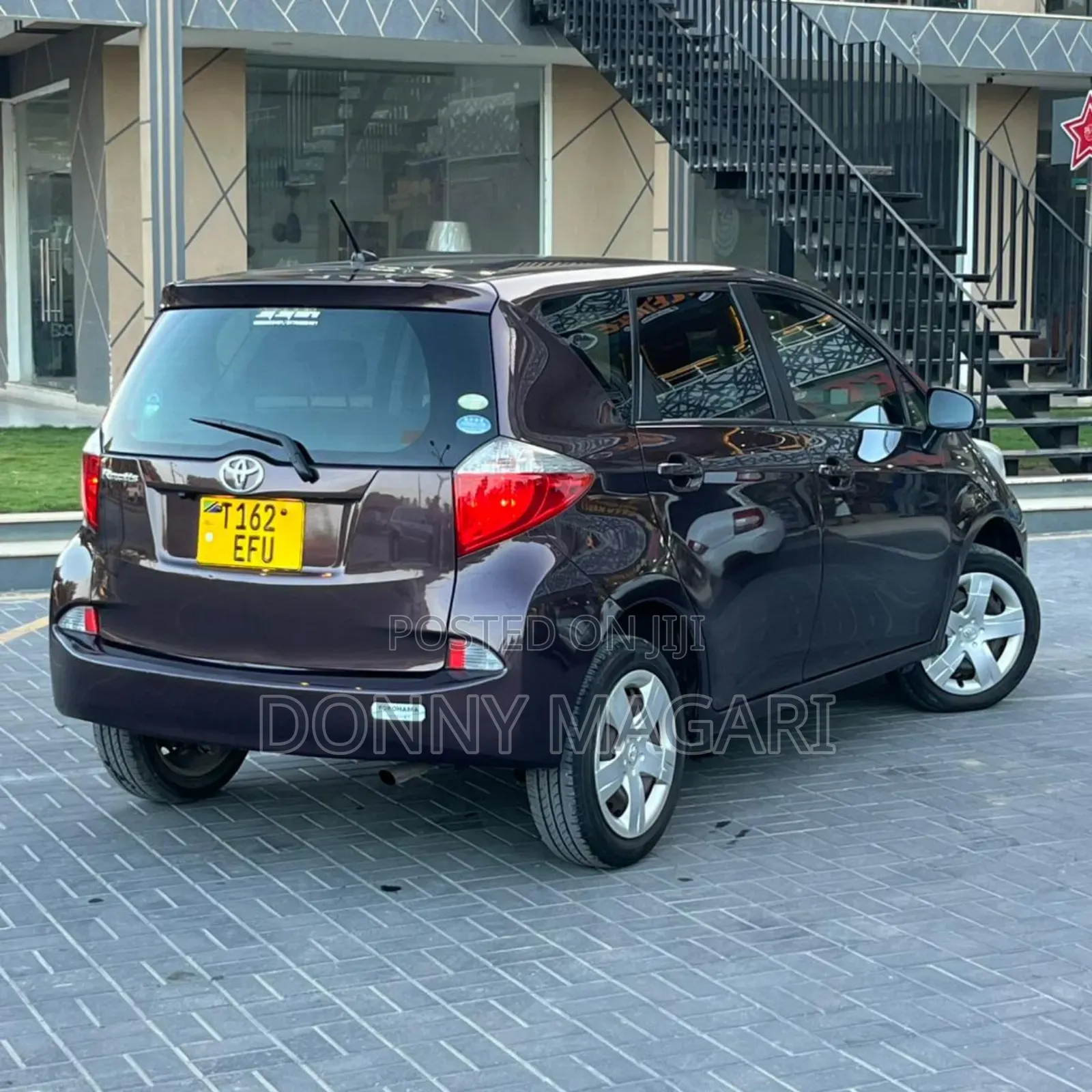 Toyota Ractis 1.3 FWD 2011 Maroon