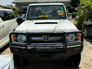 Toyota Land Cruiser 2010 White