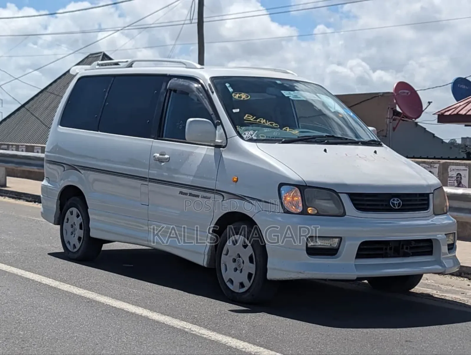 Toyota Noah 2.0 AWD (8 Seater) 2001 White