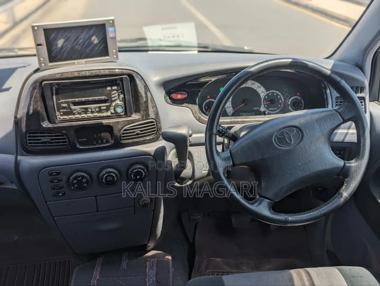 Toyota Noah 2.0 AWD (8 Seater) 2001 White