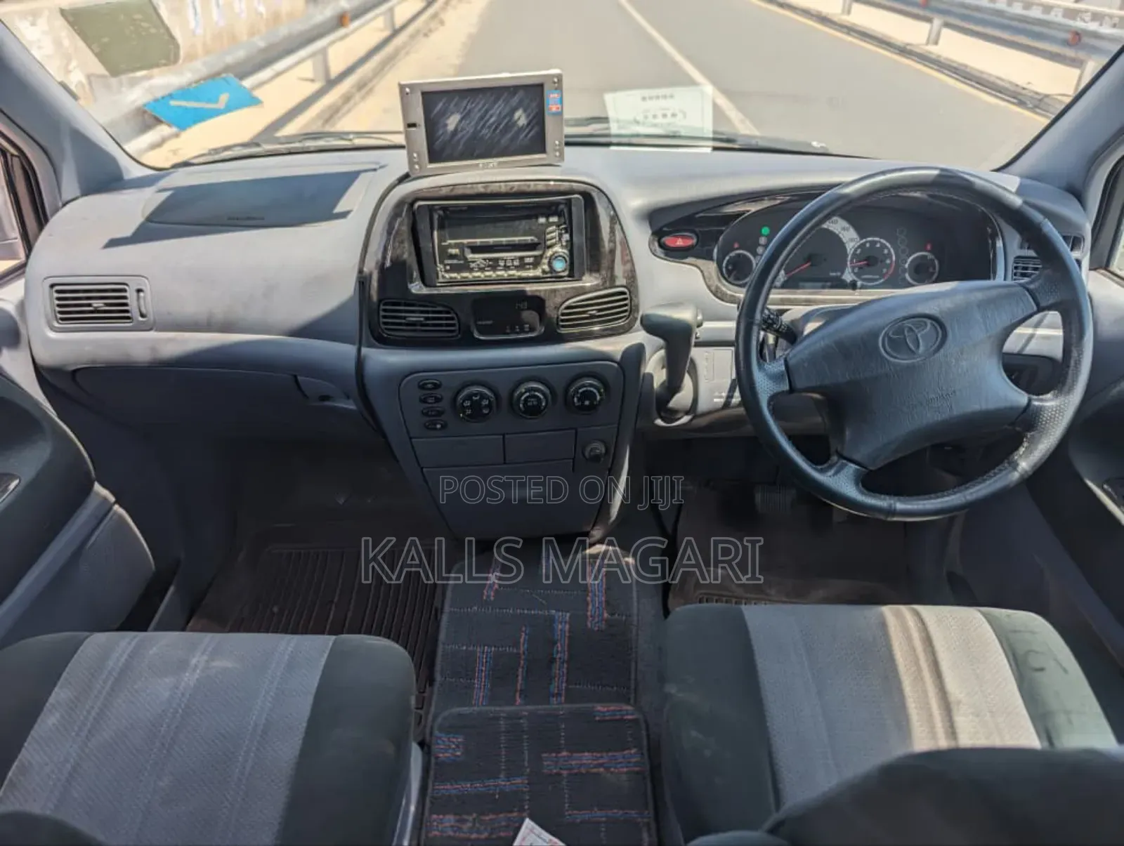 Toyota Noah 2.0 AWD (8 Seater) 2001 White