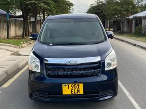 Toyota Noah 2.0 143hp AWD (7 Seater) 2008 Blue