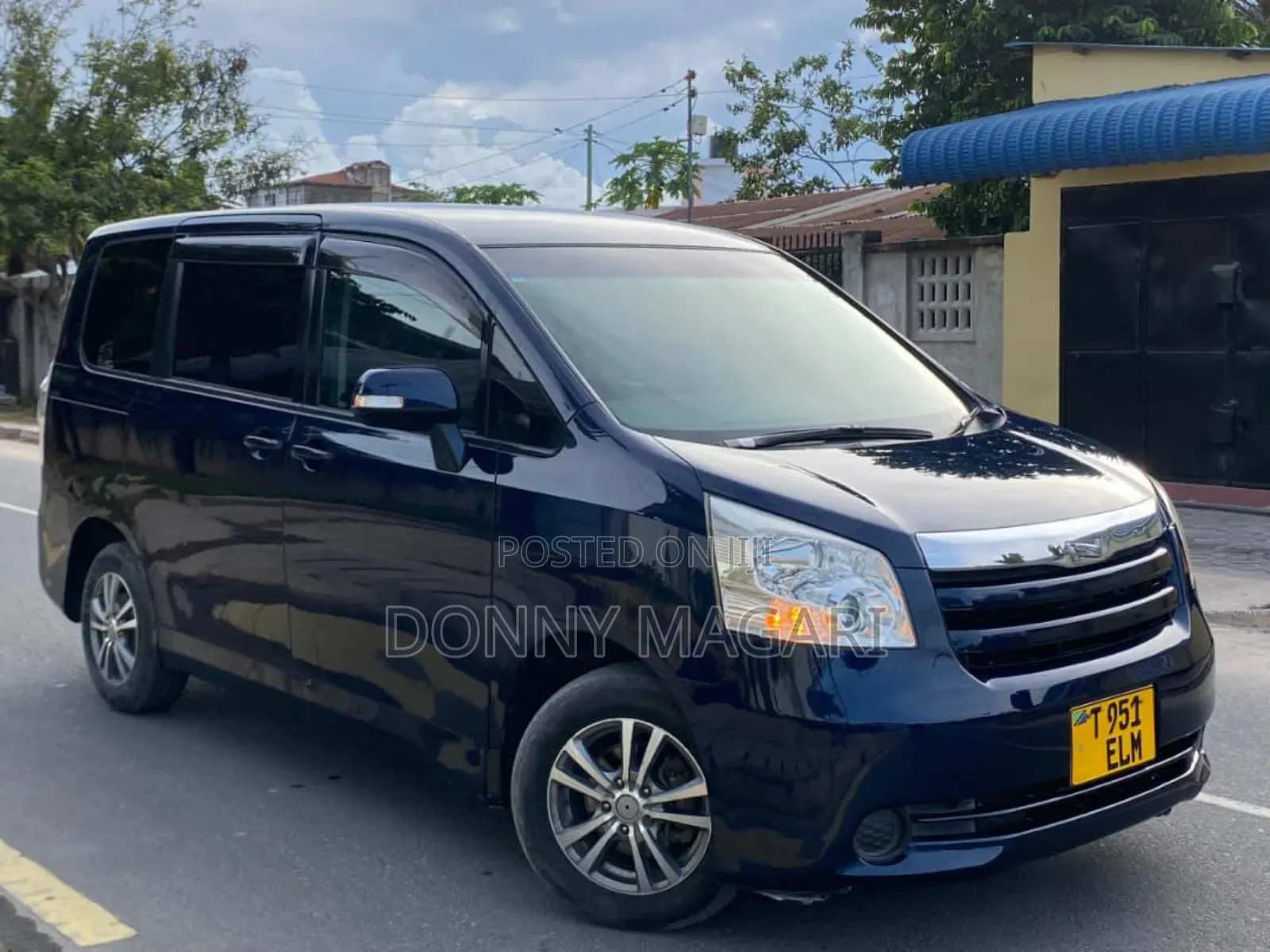 Toyota Noah 2.0 143hp AWD (7 Seater) 2008 Blue