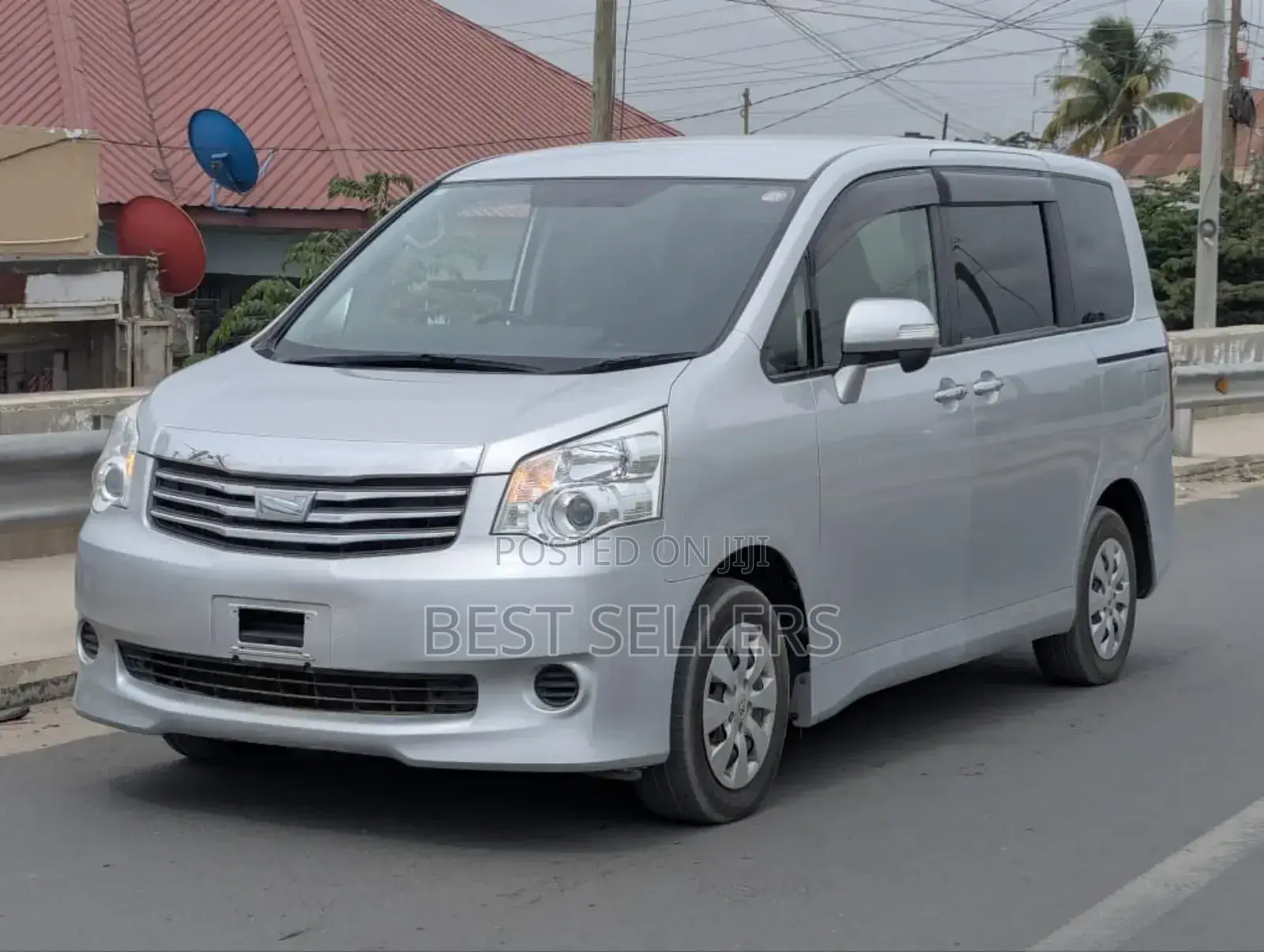 Toyota Noah 2.0 143hp AWD (7 Seater) 2012 Silver