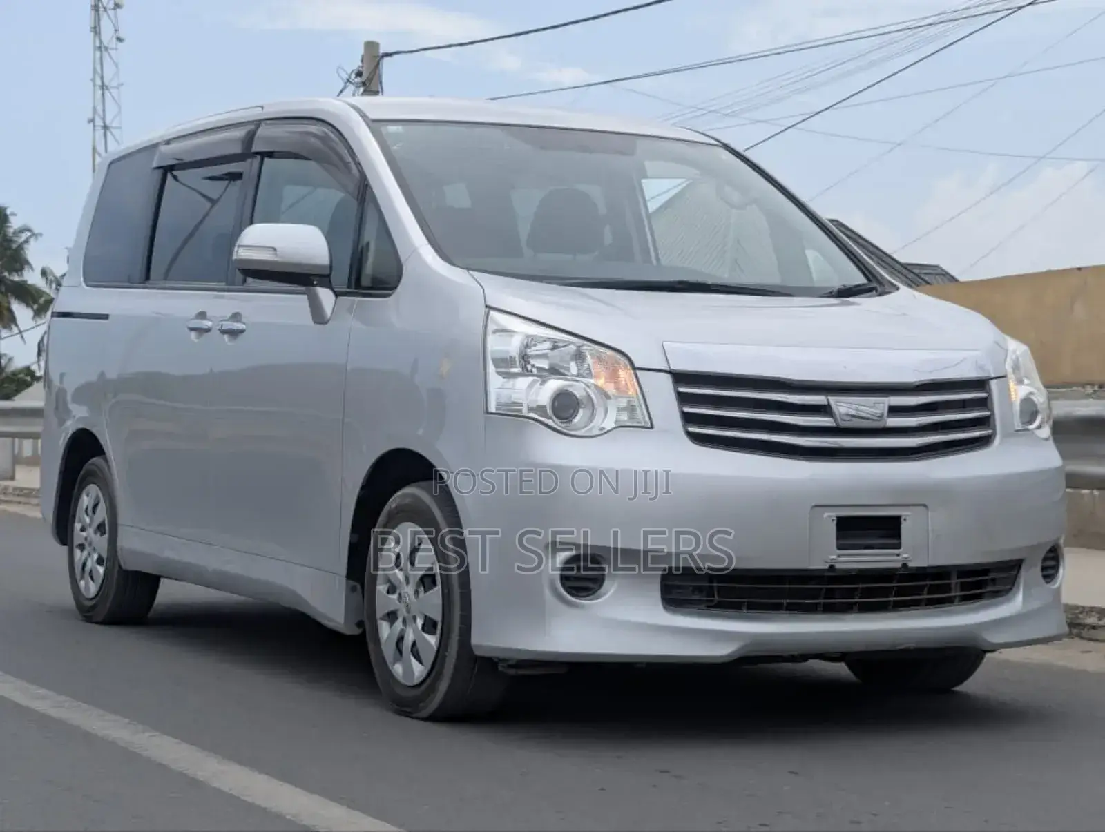 Toyota Noah 2.0 143hp AWD (7 Seater) 2012 Silver