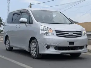 Toyota Noah 2.0 143hp AWD (7 Seater) 2012 Silver