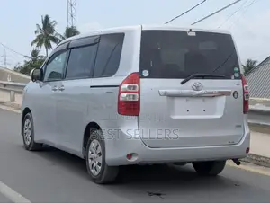 Toyota Noah 2.0 143hp AWD (7 Seater) 2012 Silver