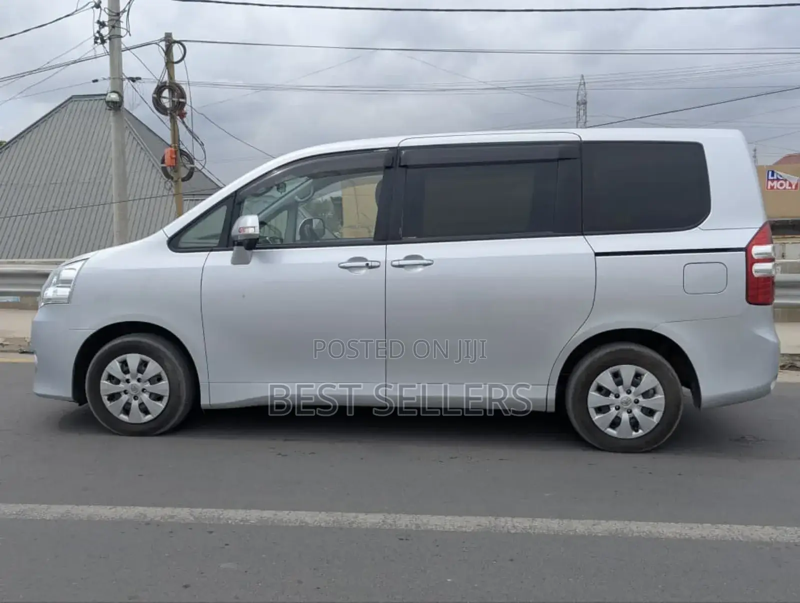 Toyota Noah 2.0 143hp AWD (7 Seater) 2012 Silver