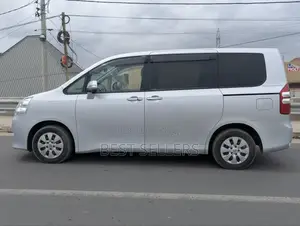 Toyota Noah 2.0 143hp AWD (7 Seater) 2012 Silver