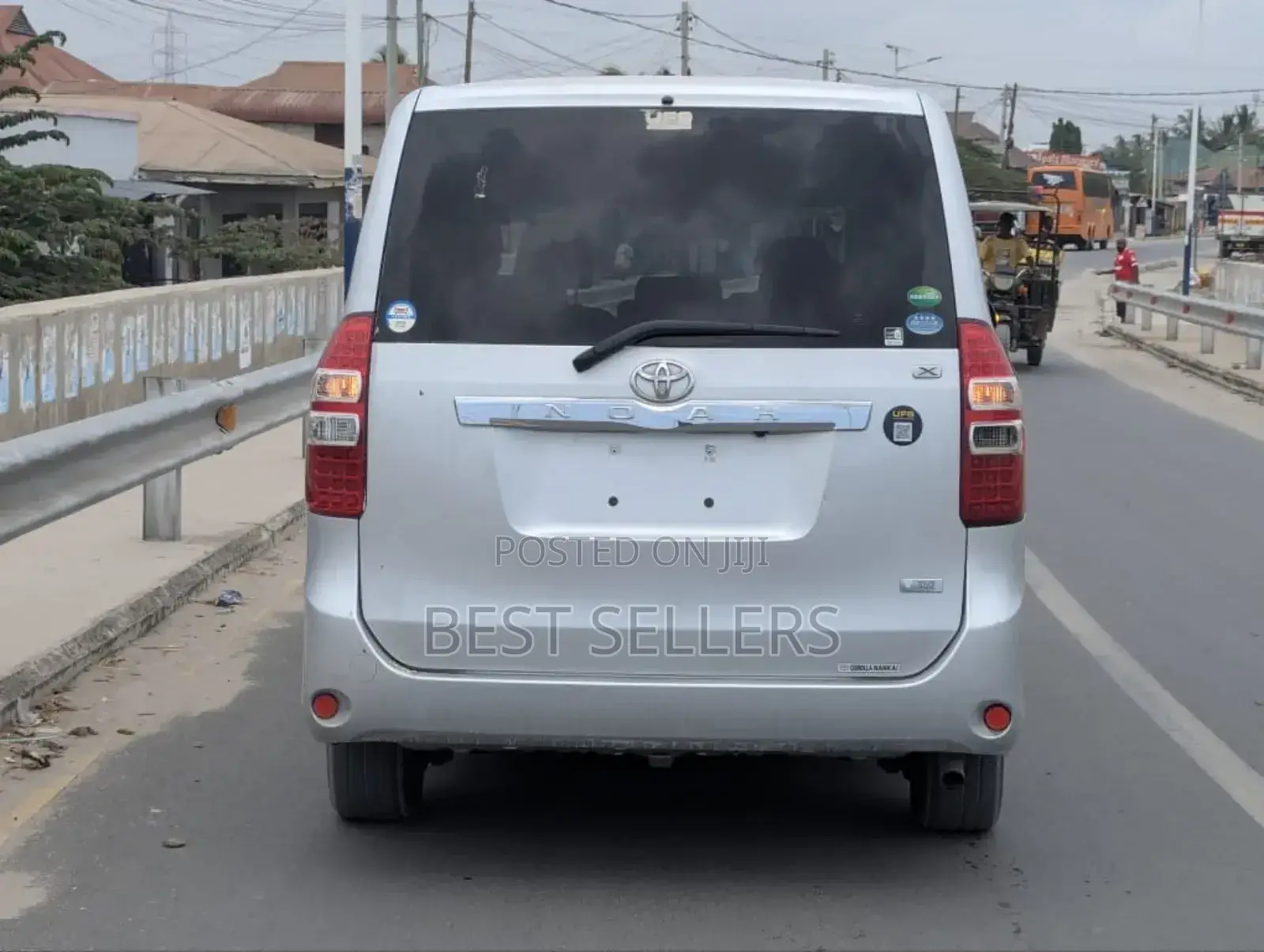 Toyota Noah 2.0 143hp AWD (7 Seater) 2012 Silver