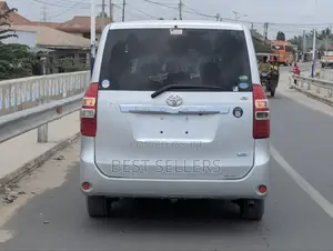 Toyota Noah 2.0 143hp AWD (7 Seater) 2012 Silver