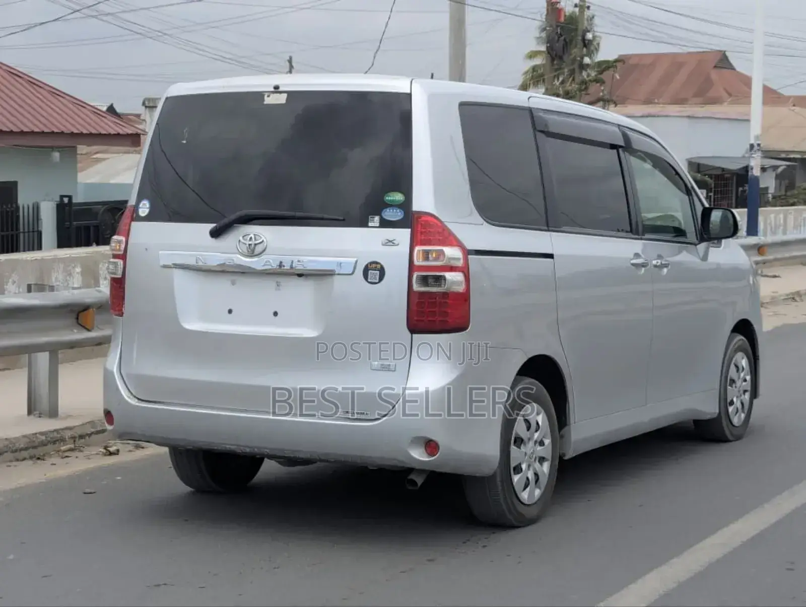 Toyota Noah 2.0 143hp AWD (7 Seater) 2012 Silver