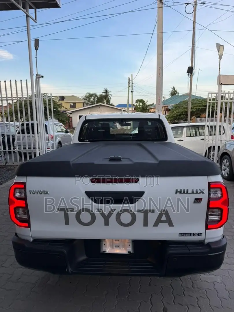 Toyota Hilux 2023 Pearl