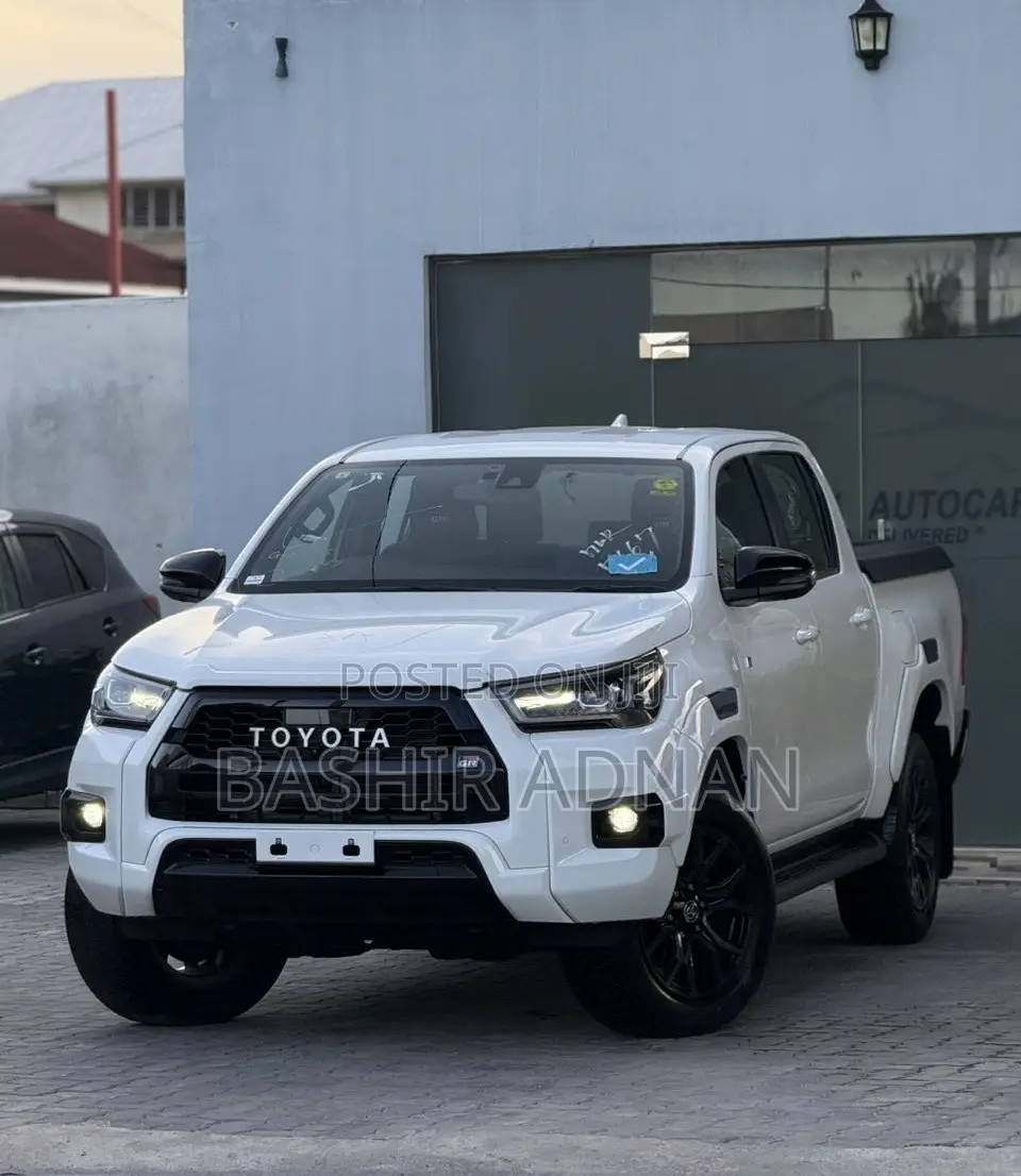 Toyota Hilux 2023 Pearl