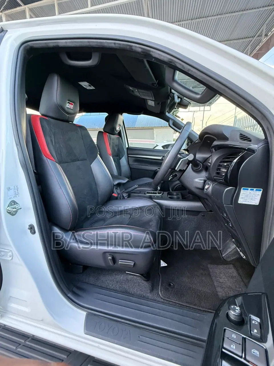 Toyota Hilux 2023 Pearl