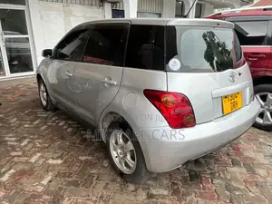 Toyota IST 2004 Silver