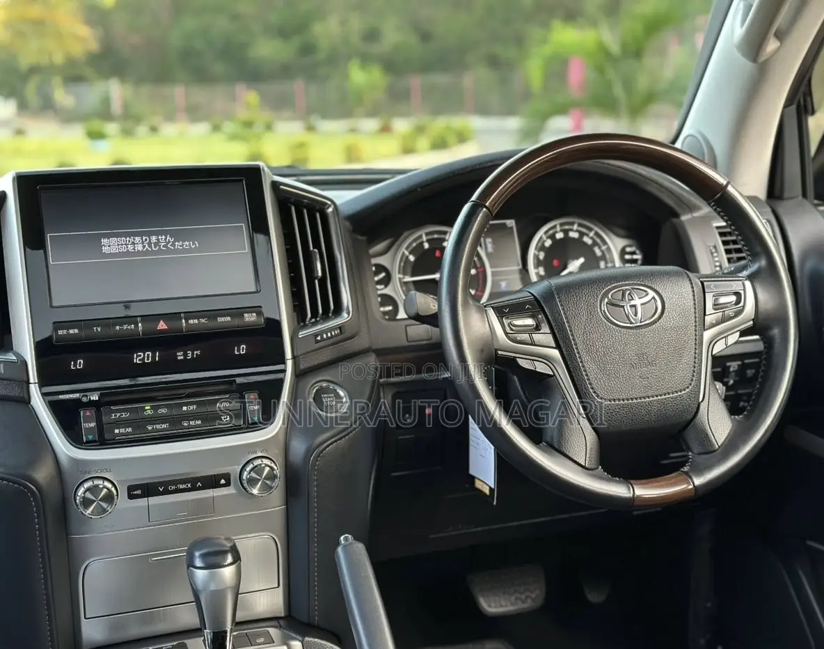 Toyota Land Cruiser 2017 White