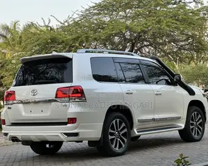 Toyota Land Cruiser 2017 White