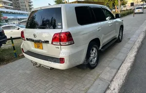 Toyota Land Cruiser 2010 White