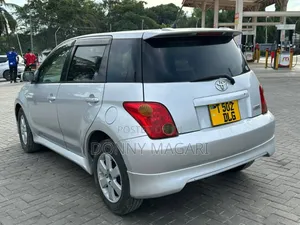 Toyota IST 2005 Silver