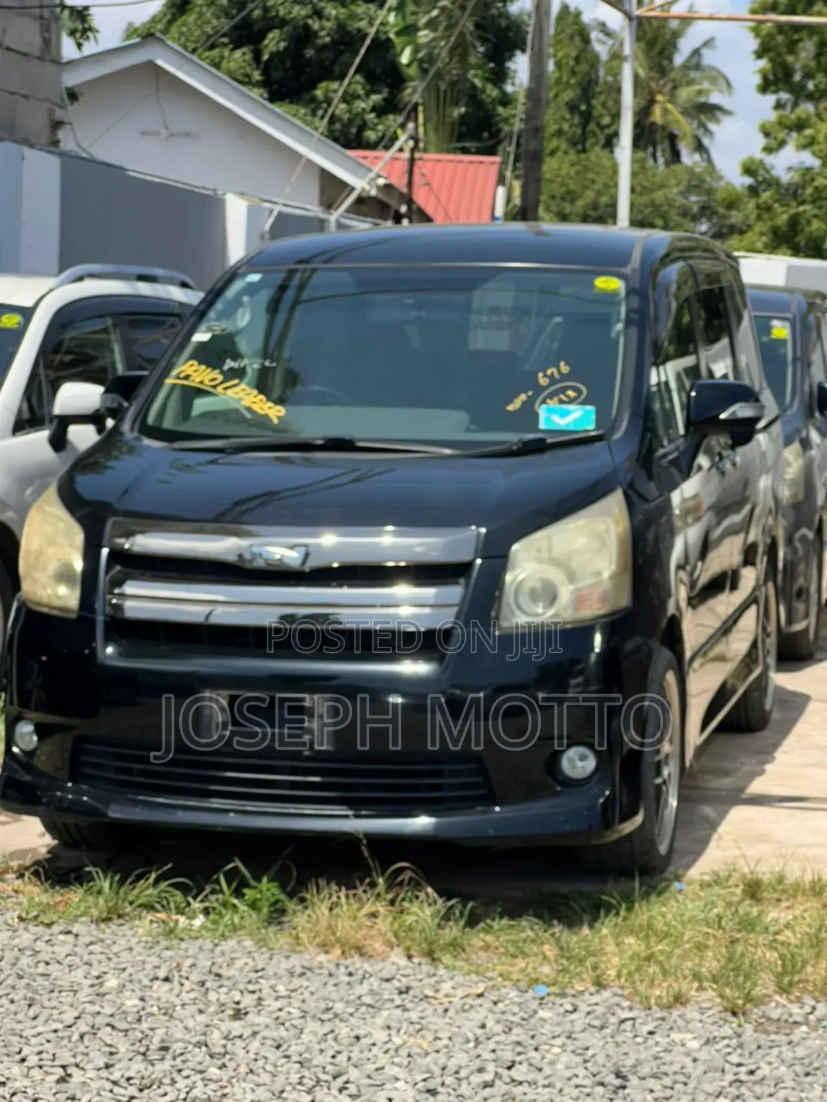 Toyota Noah 2.0 143hp AWD (8 Seater) 2010 Black